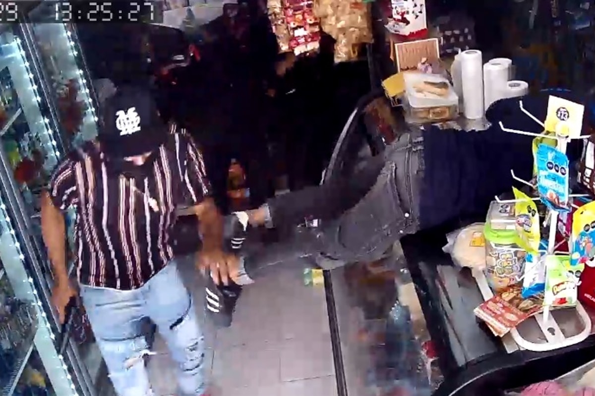 Foto: captura | En el video se observa al grupo de asaltantes huir de la tienda, mientras son perseguidos por el tendero.