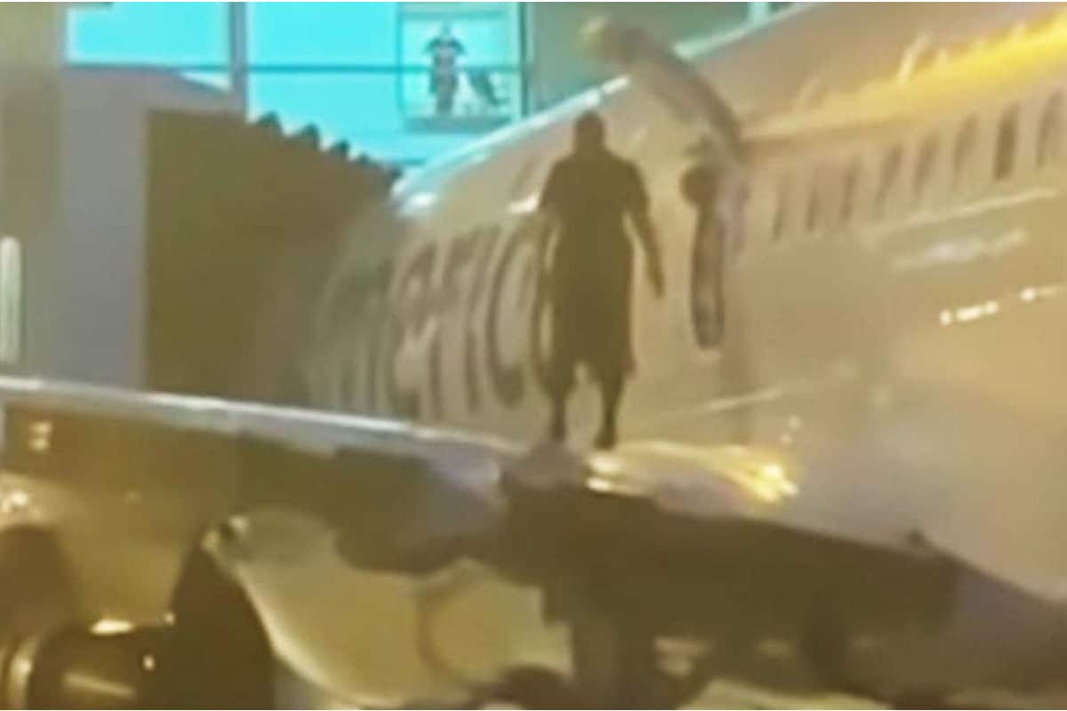 Foto: captura | La imagen del hombre caminando sobre un ala del avión se ha vuelto viral en redes