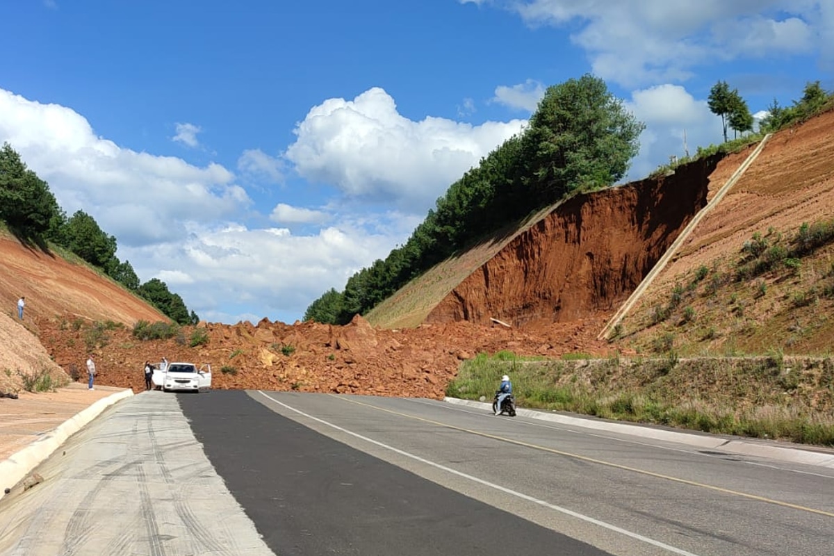 La circulación en ambos sentidos de la autopista Siglo XXI en Michoacán permanece cerrada.