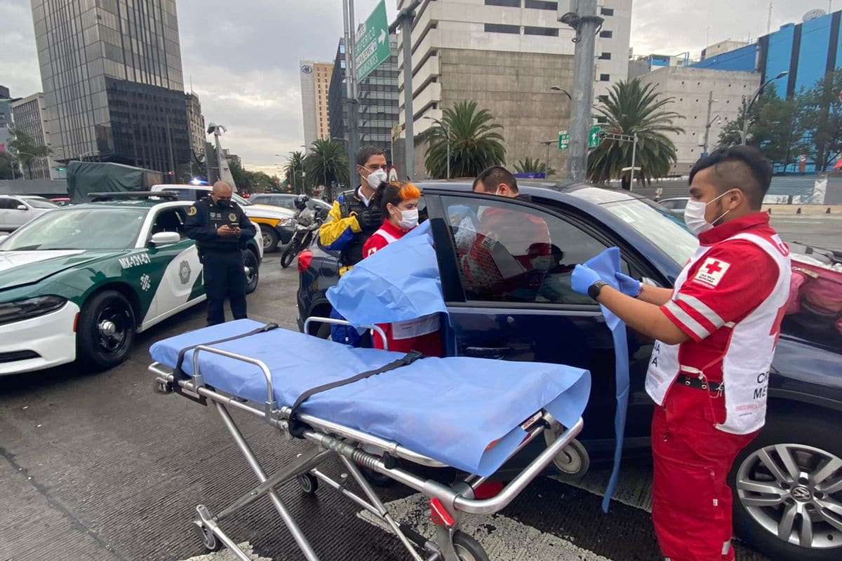 Elementos de la Cruz Roja Mexicana atendieron el embarazo de una mujer al interior de un auto