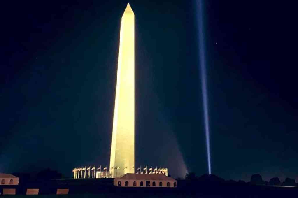 El haz de luz conmemora a las víctimas de los ataques terroristas del 11 de septiembre