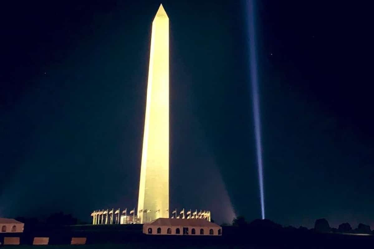 El haz de luz conmemora a las víctimas de los ataques terroristas del 11 de septiembre