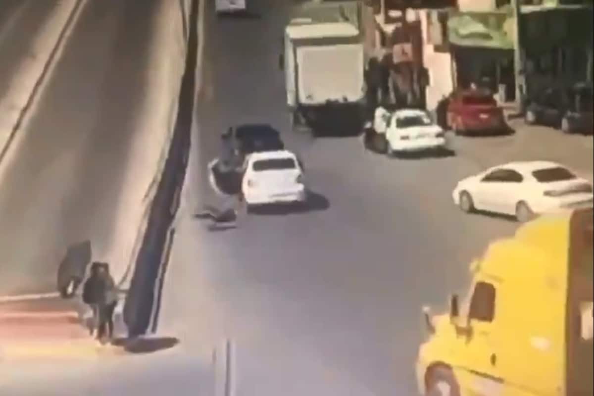 Foto: captura | Una cámara de seguridad captó el momento en el que la mujer se arroja de un vehículo para frustrar su secuestro.