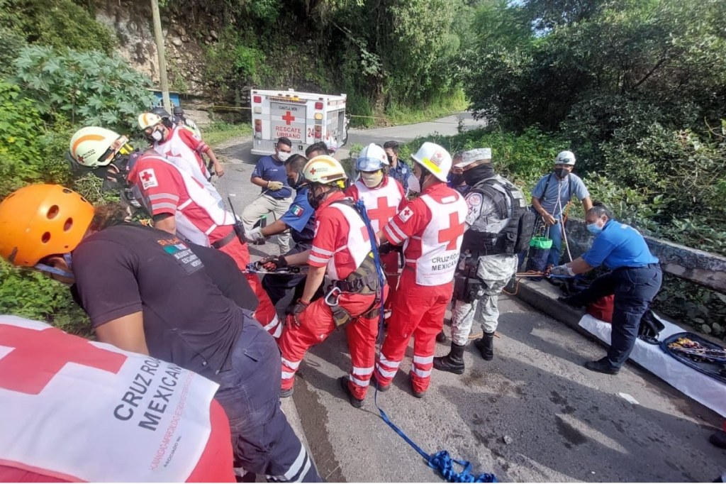 Los elementos de la Cruz Roja de Cuautla y Cuernavaca acudieron al lugar para atender a un motociclista