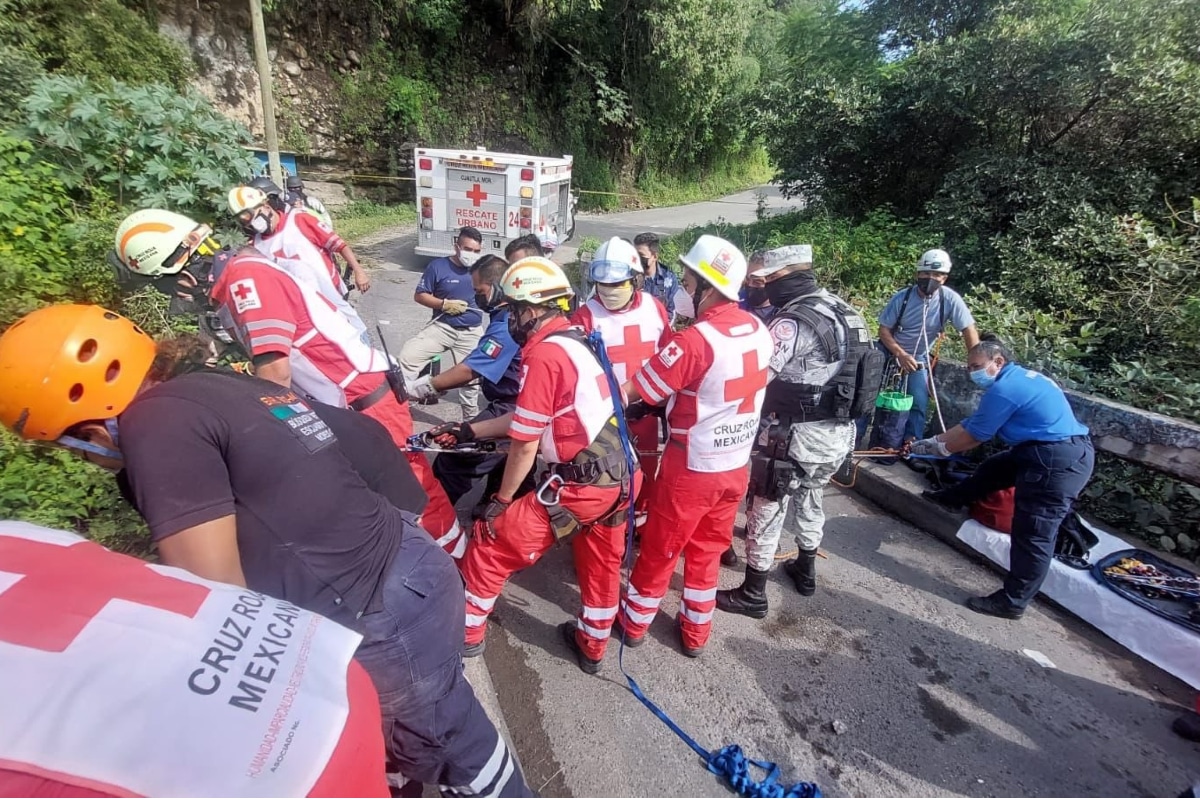 Los elementos de la Cruz Roja de Cuautla y Cuernavaca acudieron al lugar para atender a un motociclista