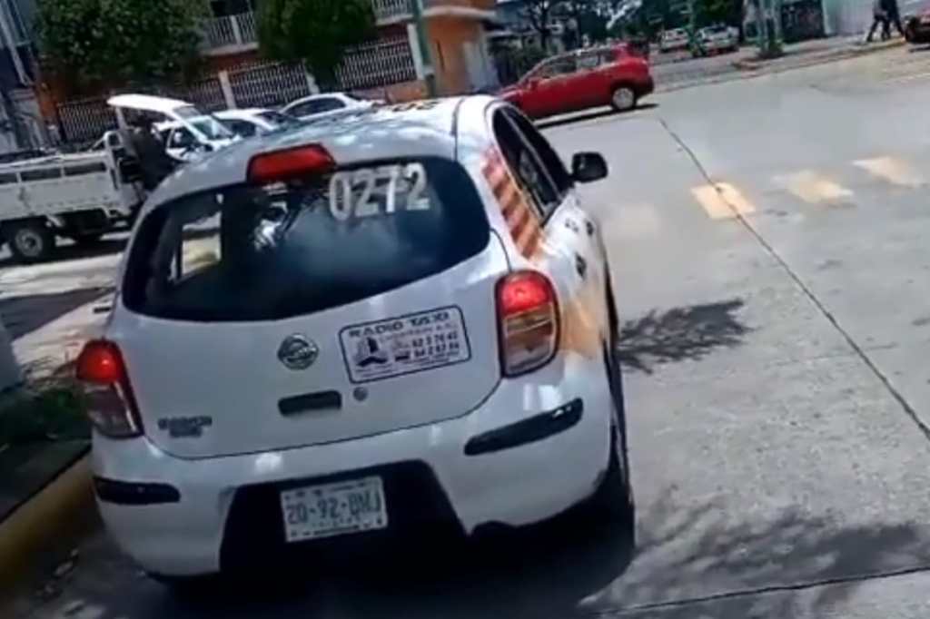 Una persona a bordo de una ambulancia capturó el momento en el que el conductor de un taxi le niega el paso.