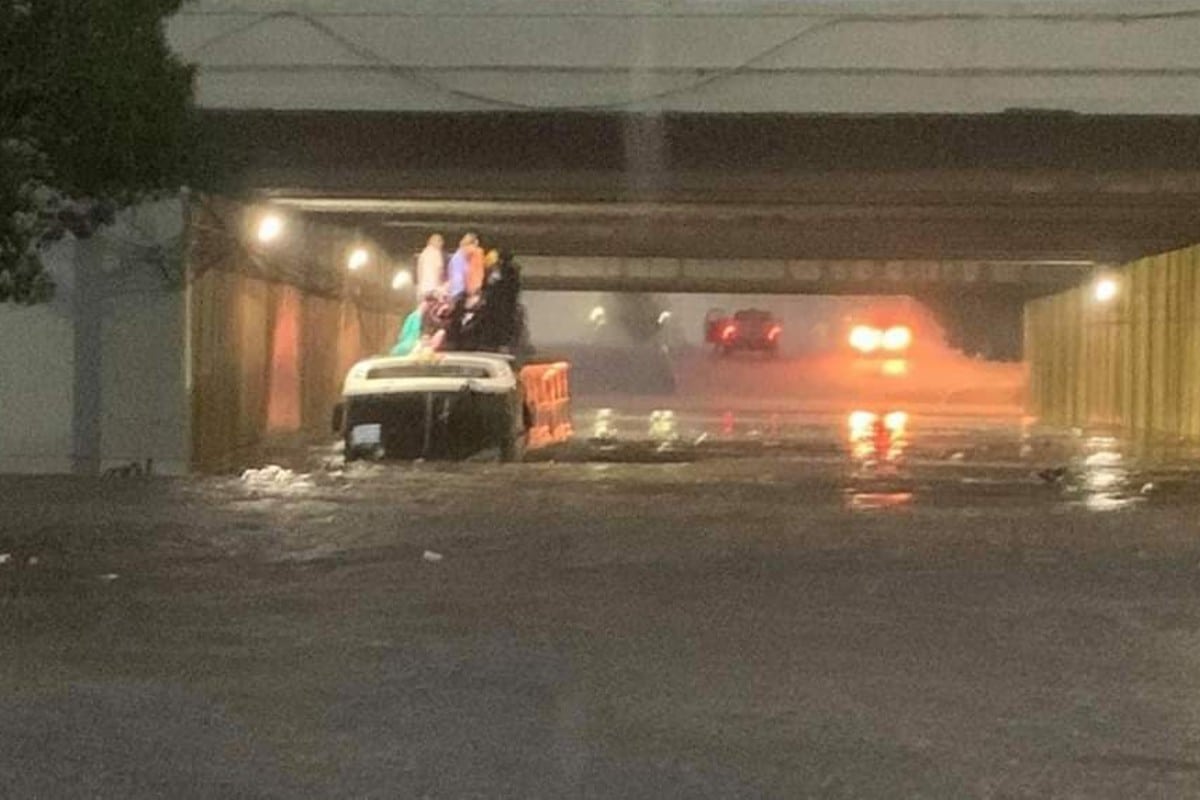 inundaciones dejan bus bajo puente en Querétaro