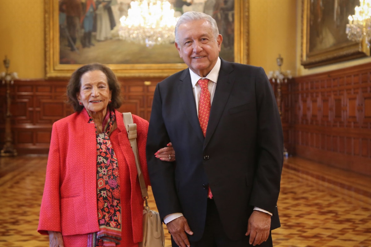 El Presidente recibió a la maestra Ifigenia Martínez.