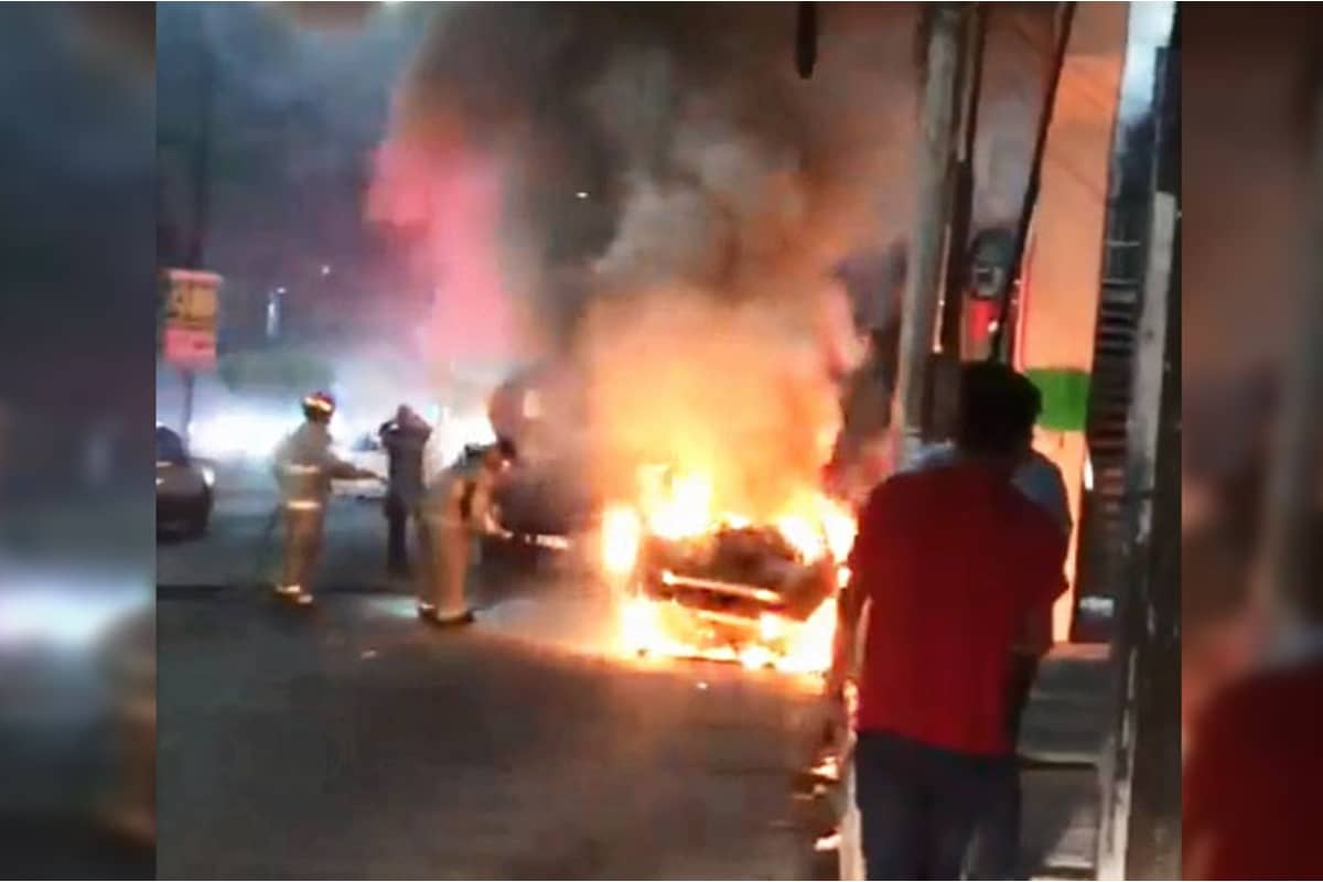 Foto: captura | El incendio de dos autos en Acapulco fue sofocado por bomberos.