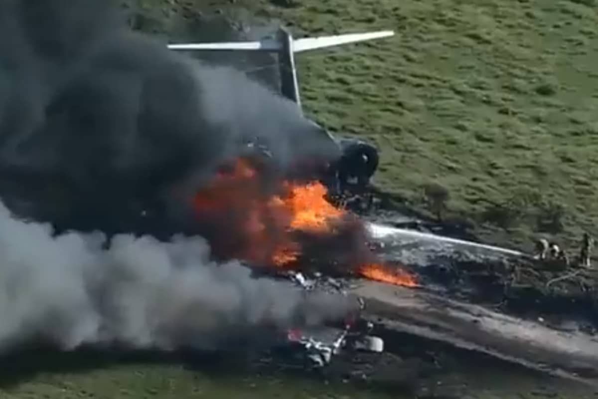 Avión queda envuelto en llamas; sobreviven los pasajeros