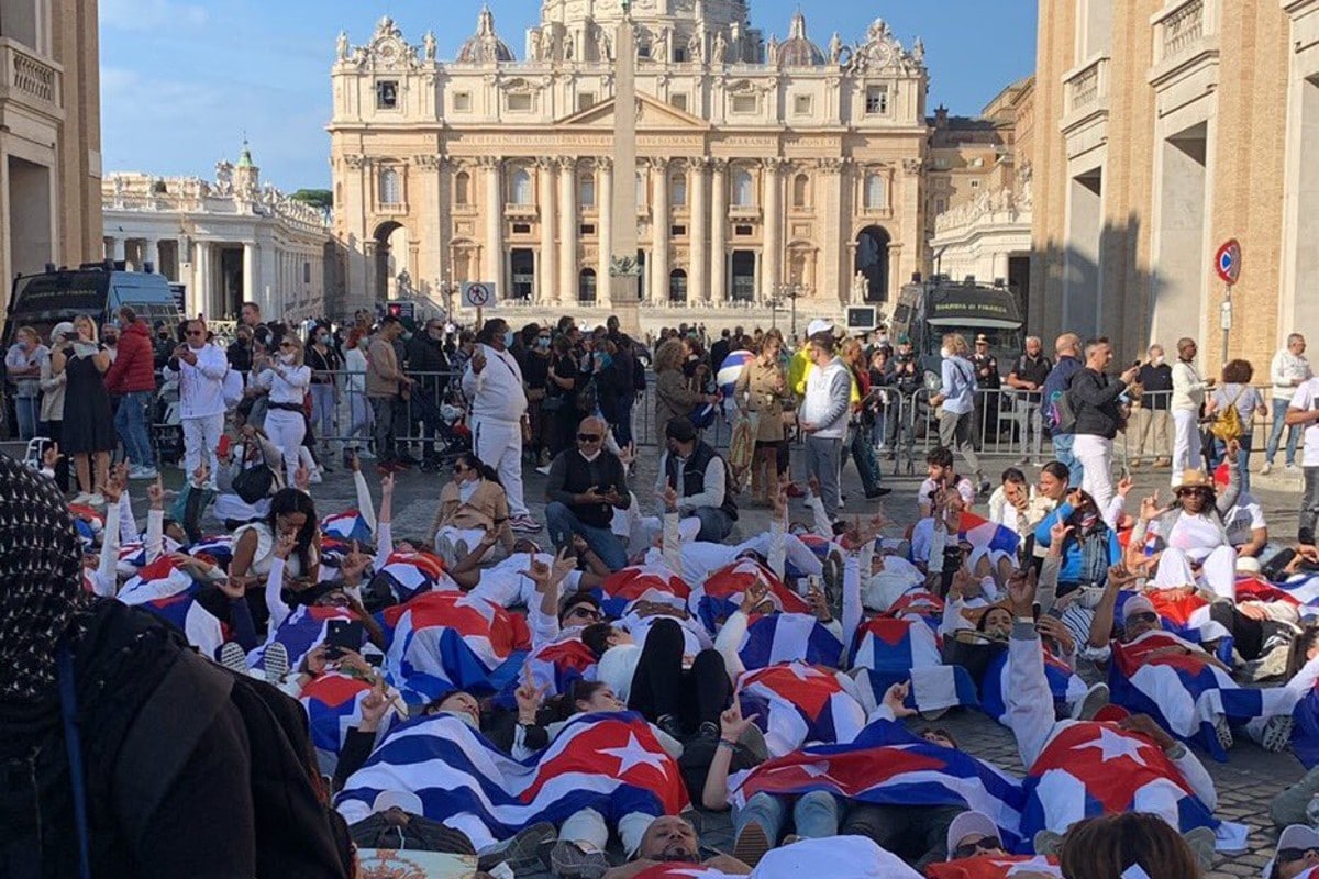 Cubanos se manifiestan en el Vaticano; señalan contubernio con los Castro