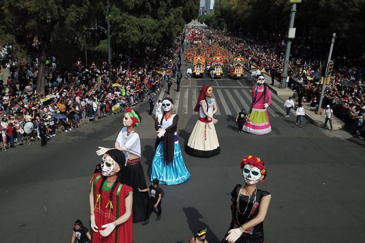 Asiste un millón de personas al desfile de Día de Muertos