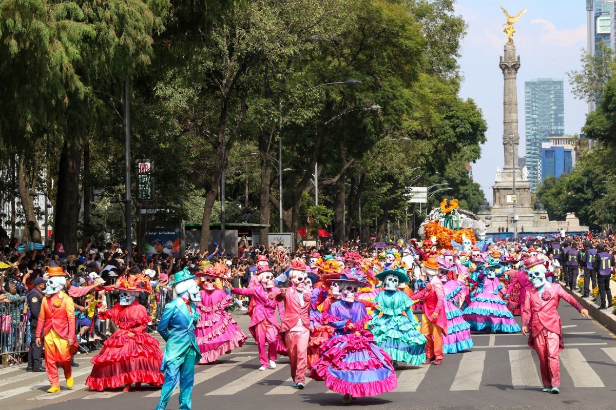 Cientos abarrotan las calles de CDMX: regresa el desfile de Día de Muertos