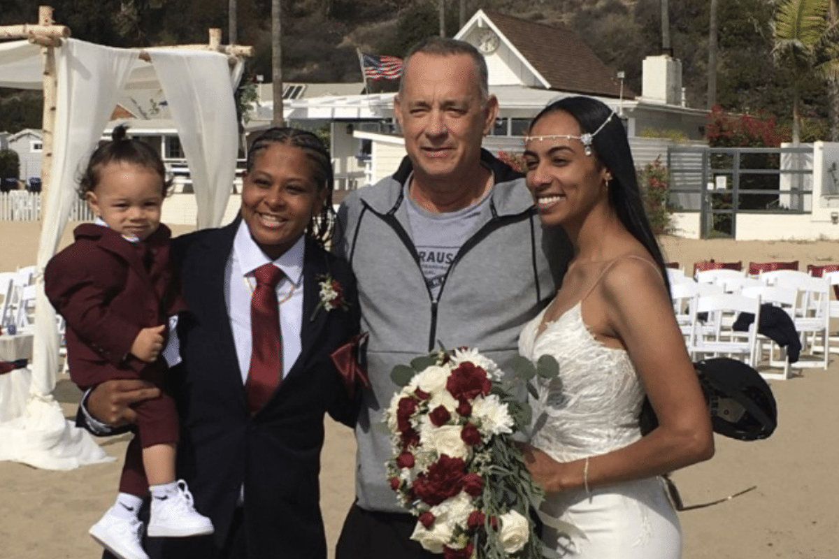 Tom Hanks se cuela a una boda LGBTIQ+ y pide fotos