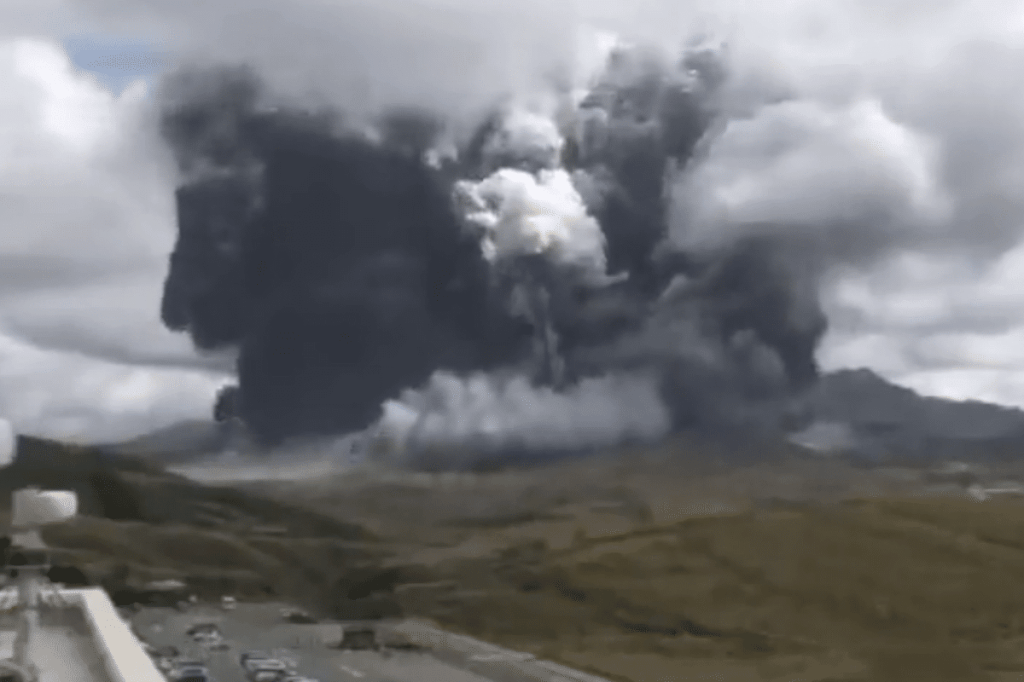 VIDEO. Así fue el momento de la erupción del volcán Monte Aso en Japón
