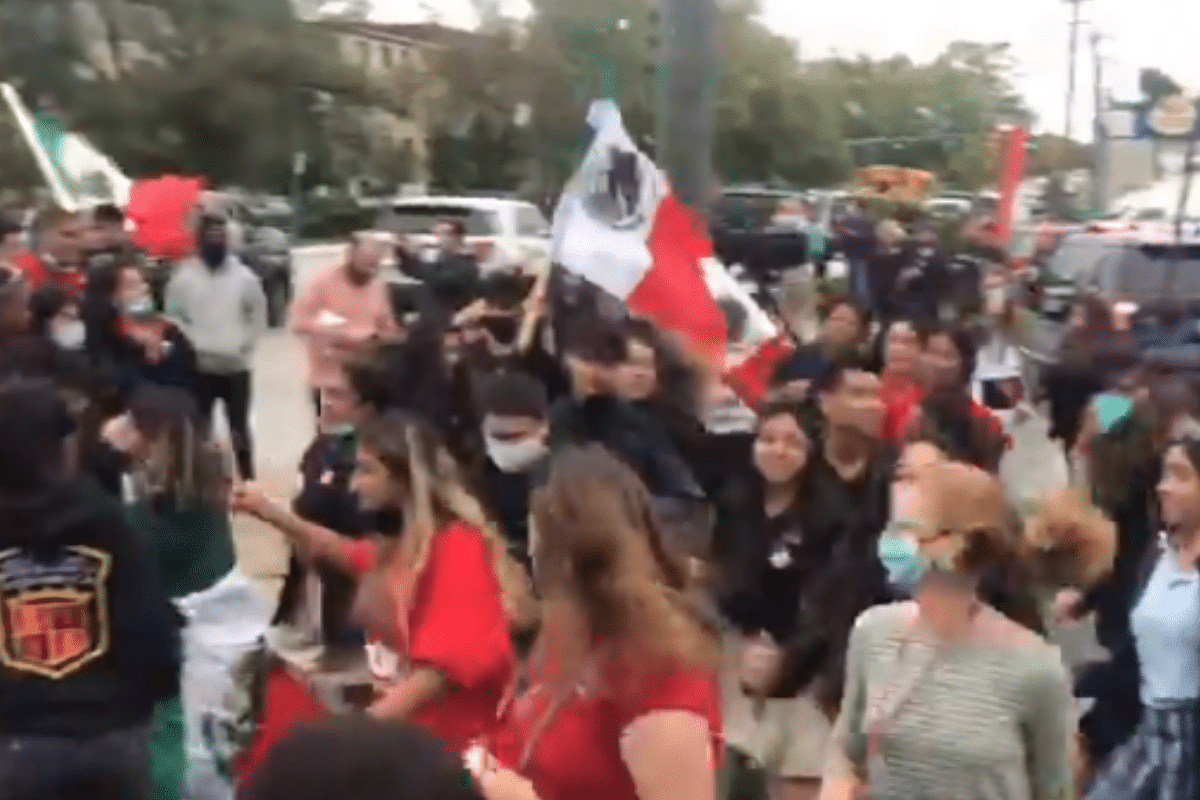 VIDEO. Al son de “Payaso de rodeo” estudiantes mexicanos protestan contra racismo en E.U