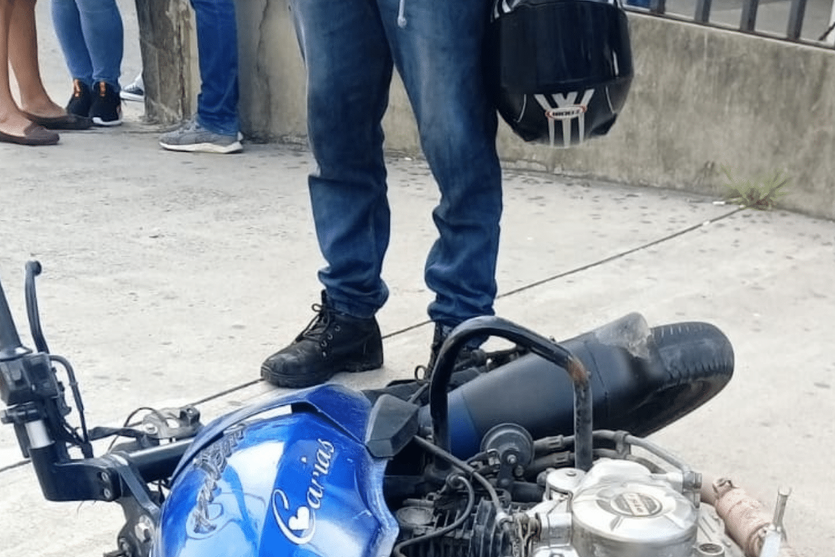 VIDEO: Motociclista muere al tratar de esquivar un auto e impactarse contra señalización