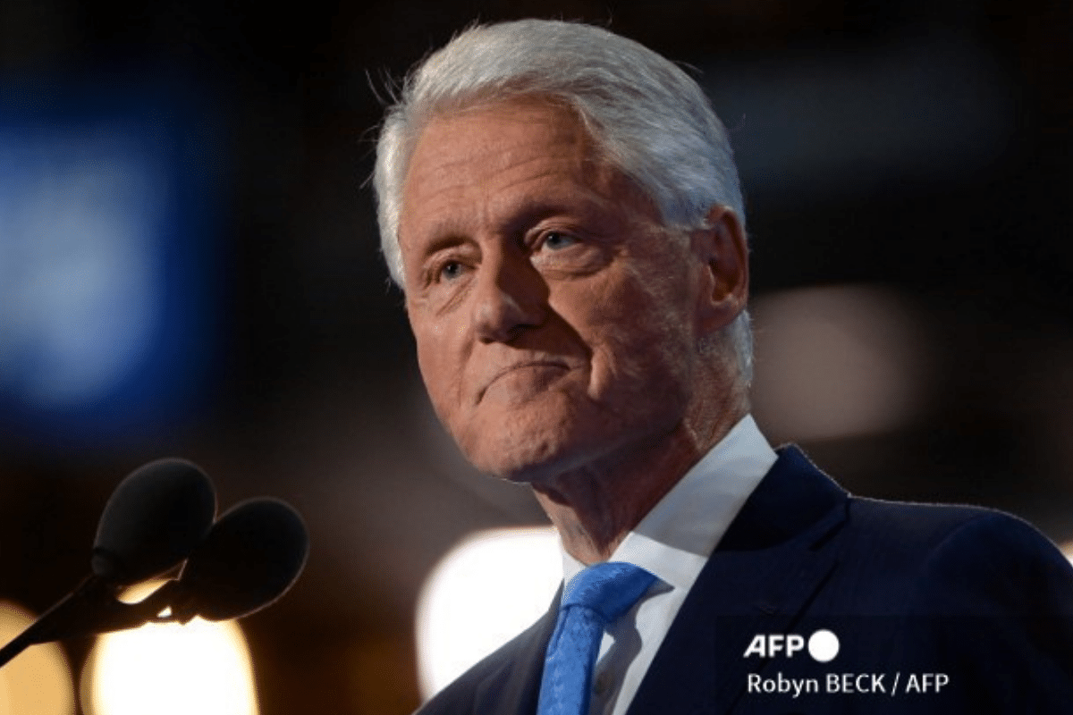 Bill Clinton, el expresidente de E.U, sale del hospital