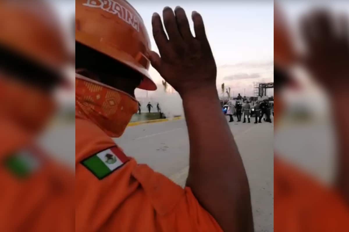 El enfrentamiento entre los trabajadores de Dos Bocas y los policías quedó grabado en varios videos.