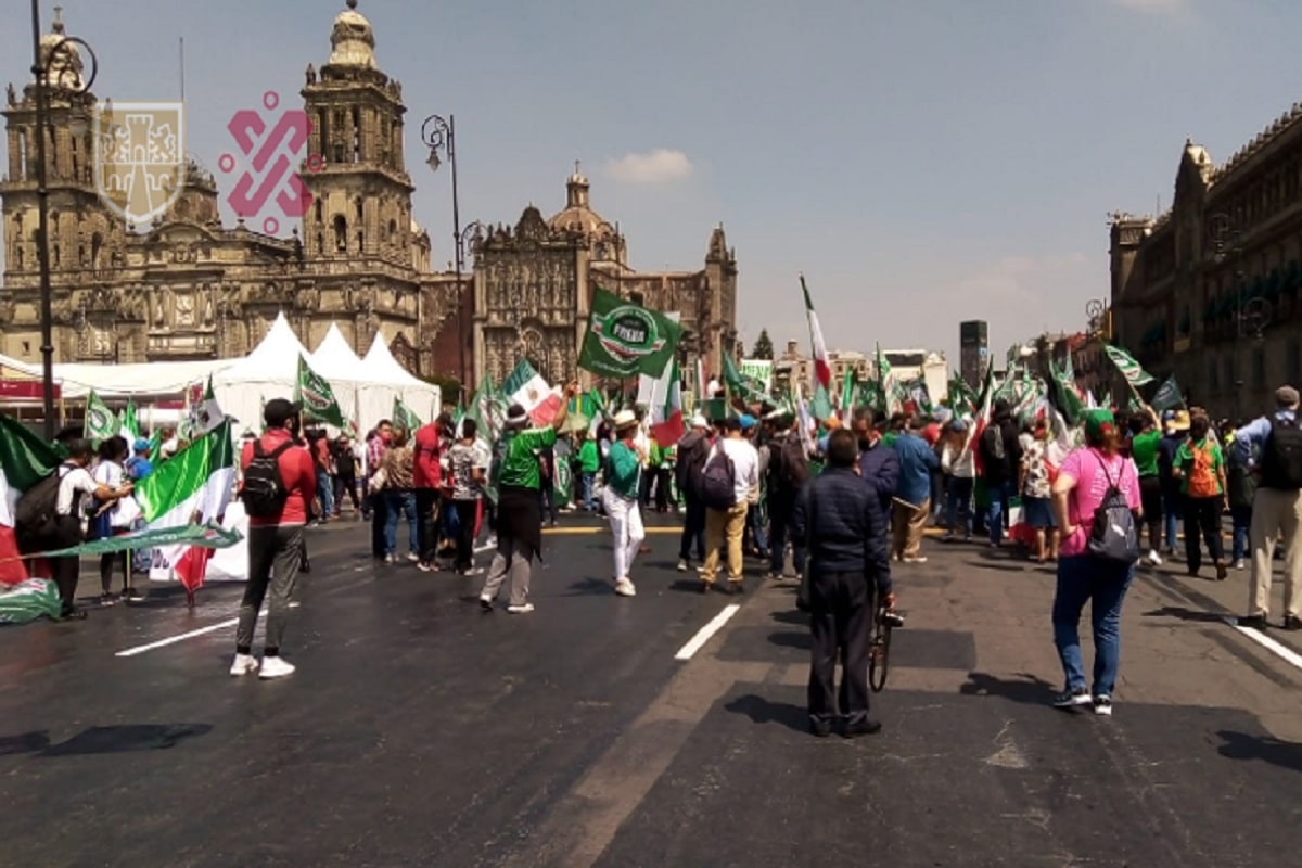 Manifestación de Frena en Palacio Nacional.