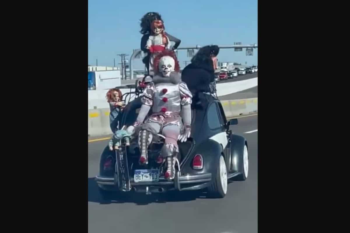 Foto: captura | El conductor viral decidió celebrar Halloween disfrazado como Freddy Krueger a bordo de su vocho.