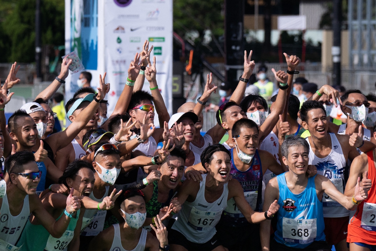 Los participantes del maratón debieron cubrirse una frase en cantonés.