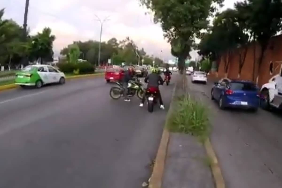 Foto: captura | En redes sociales circula el video en el que un motociclista es despojado de su unidad por tres sujetos.