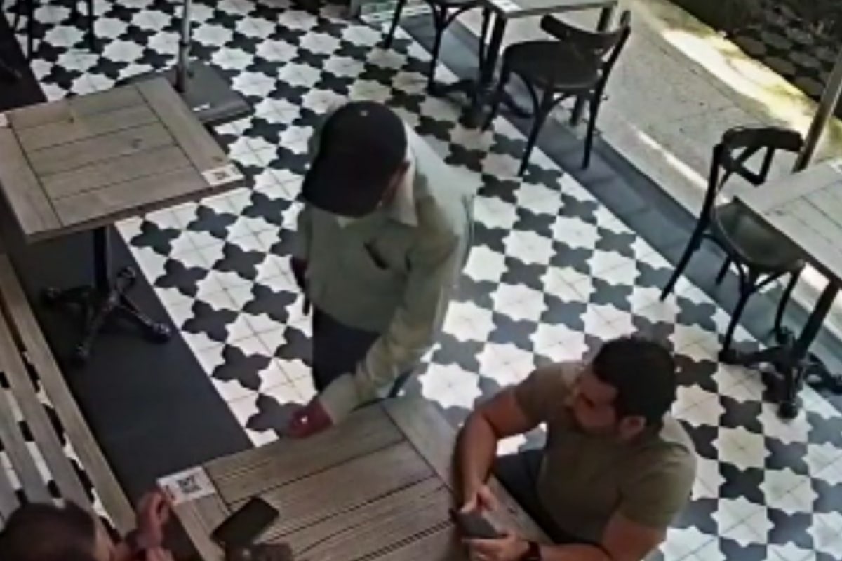 Foto: captura | Un sujetó armado se acerca a la mesa de dos comensales en un restaurante de Polanco.