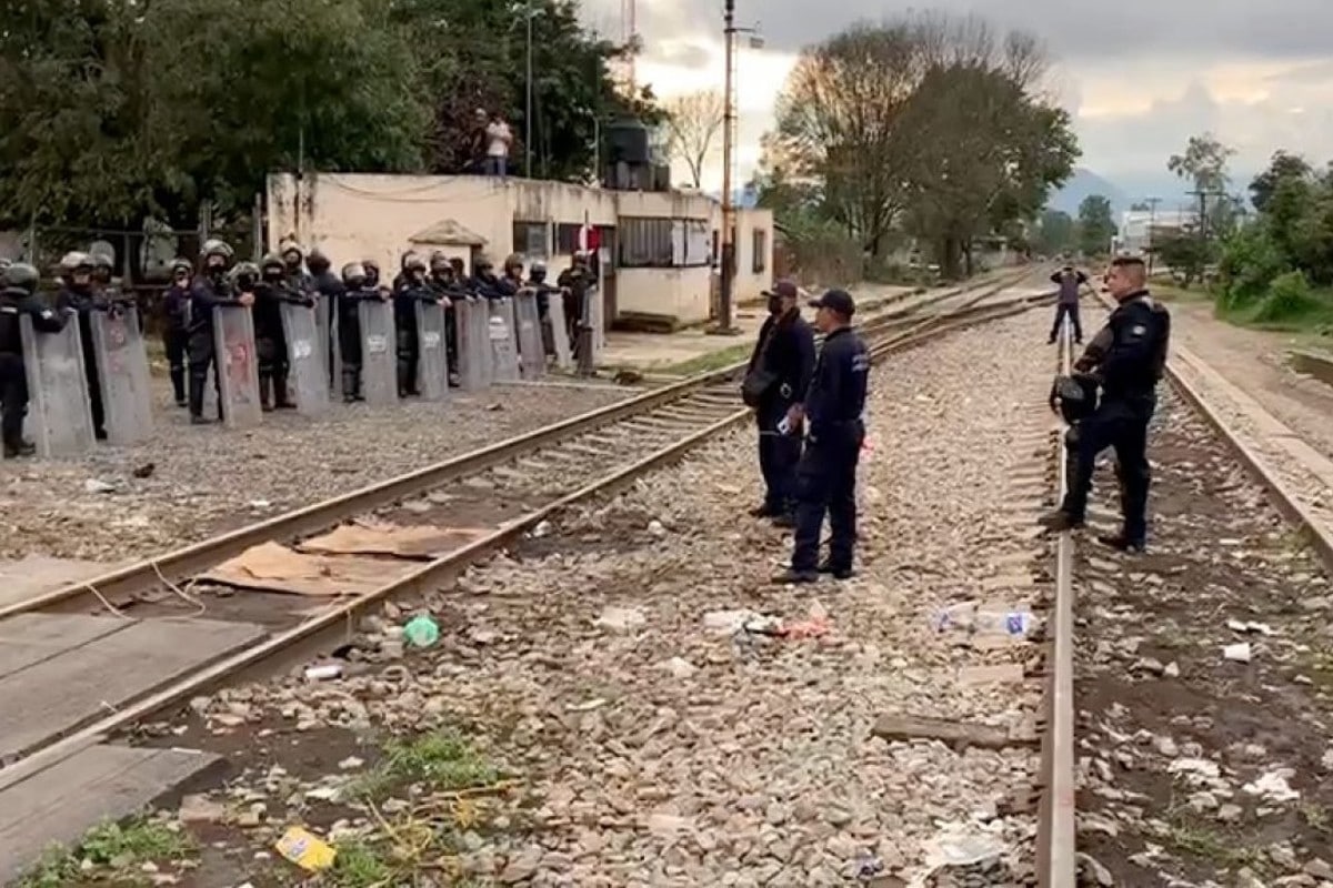 Desalojan a maestros de las vías del tren en Michoacán