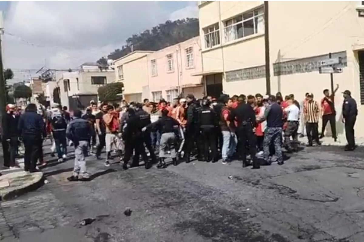 Un usuario de redes sociales captó el enfrentamiento entre porras de Toluca y Querétaro.