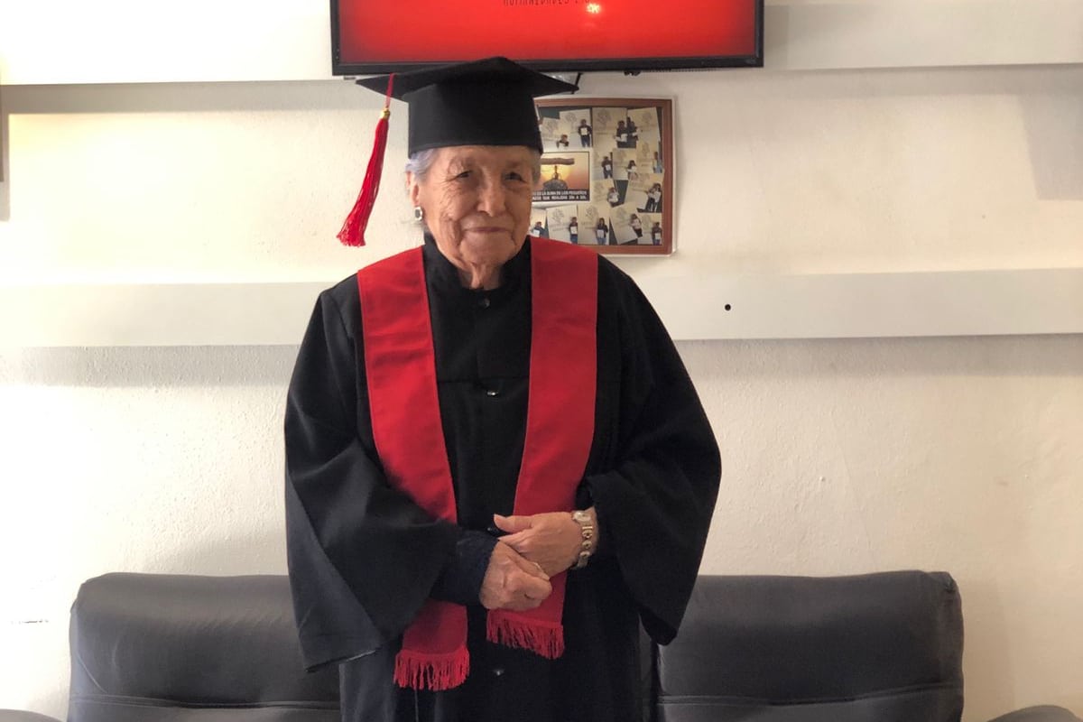 Foto: captura | La abuelita María Josefina se hizo viral en redes luego de graduarse de la universidad a los 93 años.