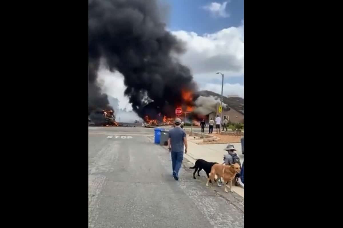 Foto: captura | El impacto de la avioneta causó un incendió que consumió dos casas y diversos vehículos.