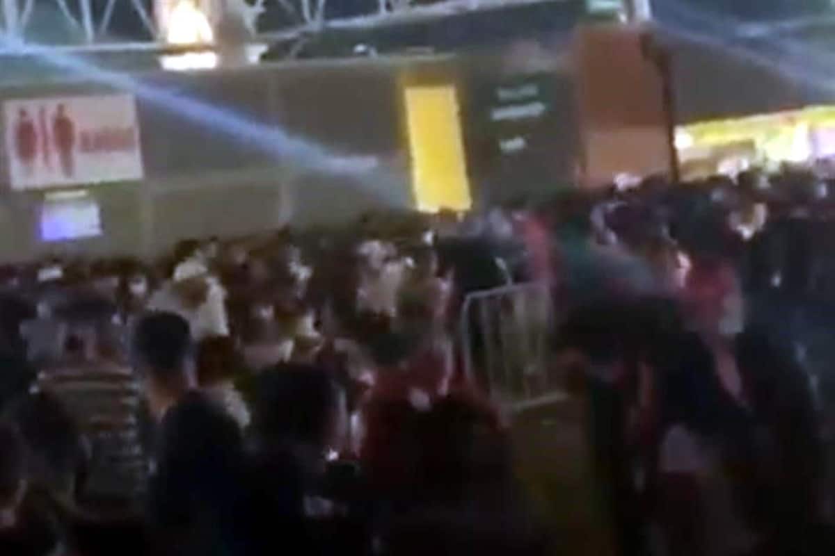 Foto: captura | En el video difundido se aprecia que había mujeres y niños entre los asistentes al baile.