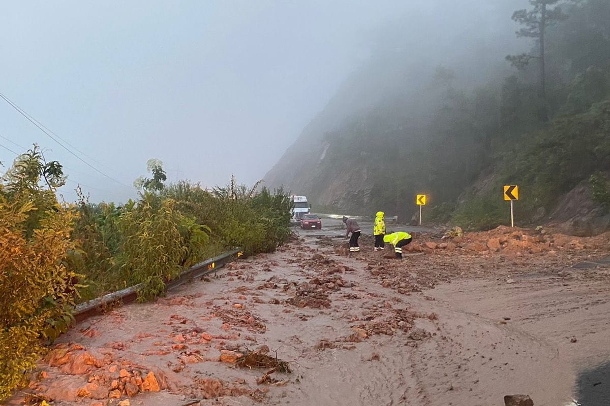 Foto: @GN_Carreteras | La circulación en la carretera Durango -Villa Unión resultó afectada debido a un derrumbe.