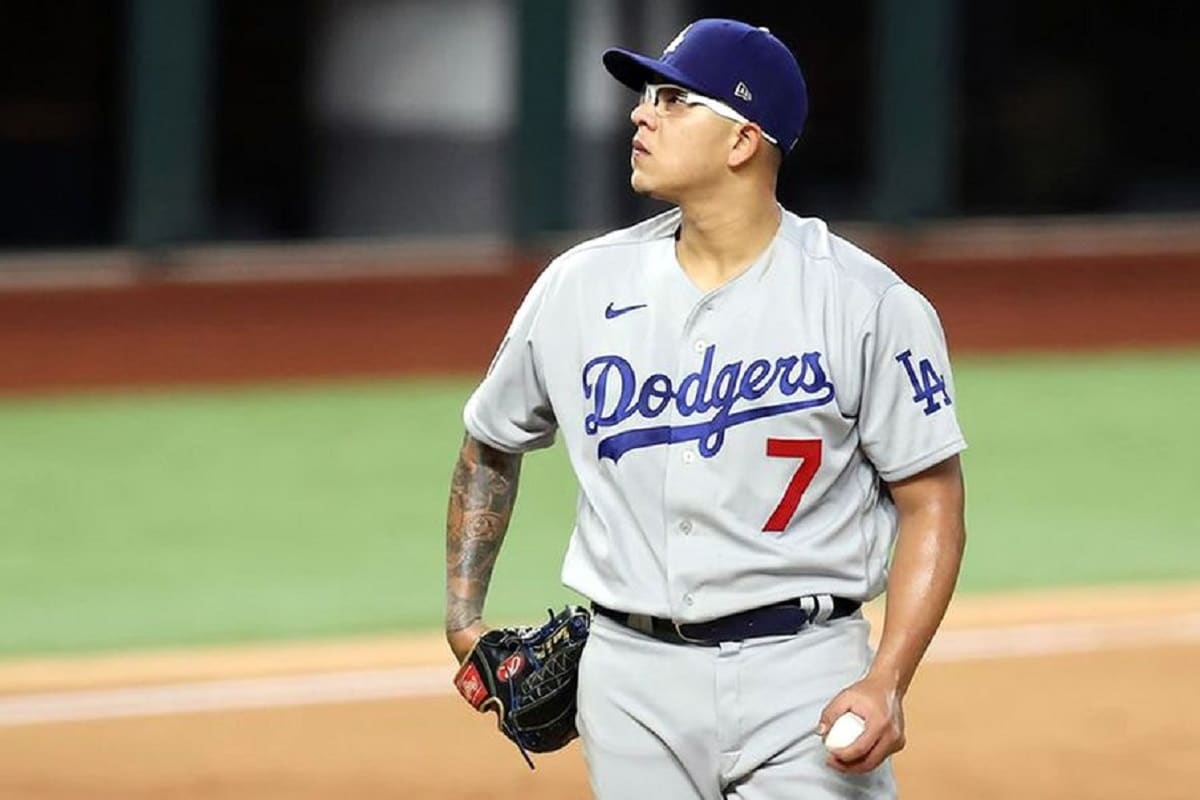 Peso Pluma se lució al lanzar primera bola a Julio Urías en fiesta mexicana  de los Dodgers
