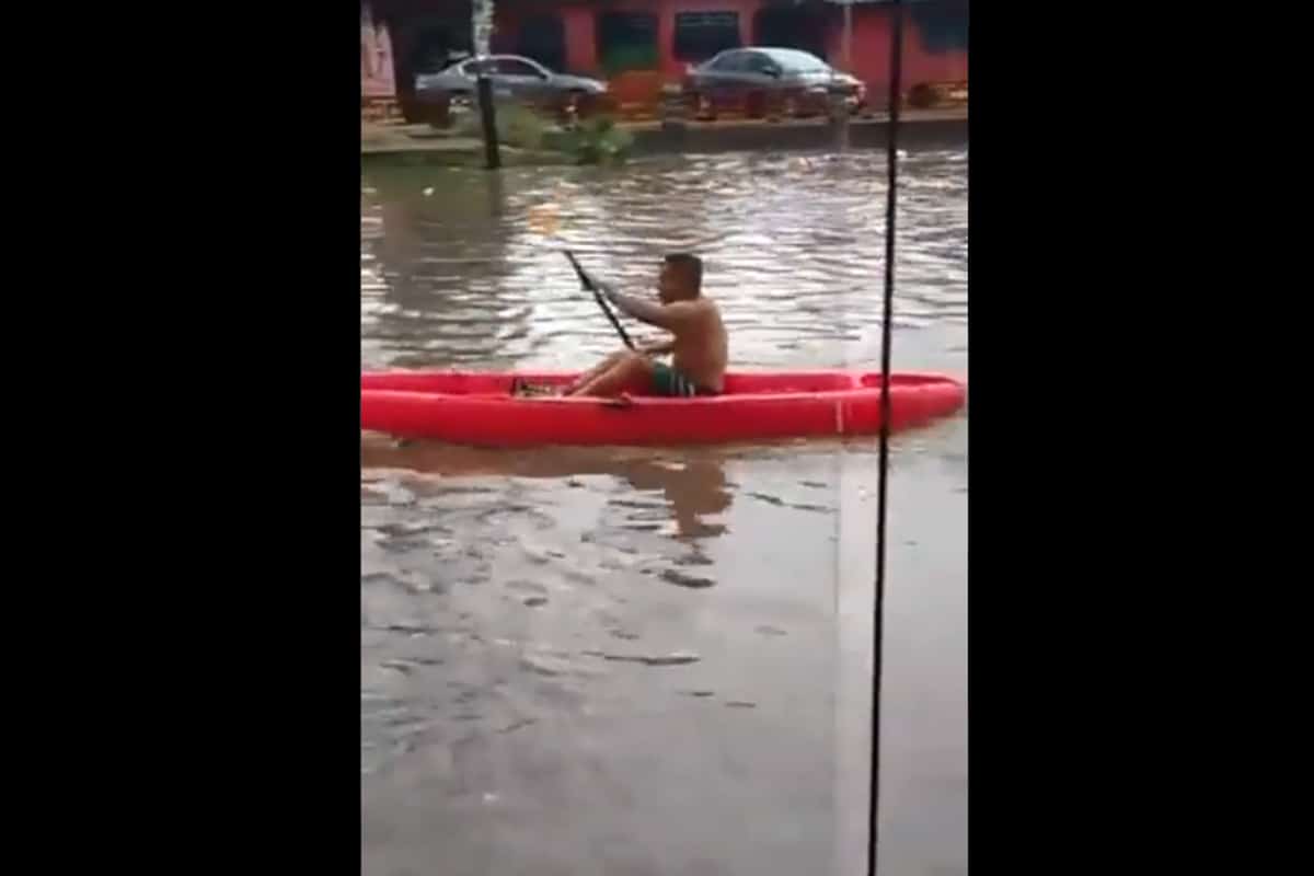 Foto: Captura | El joven fue captado a bordo de un kayak en calles inundadas de Sinaloa, tras el paso del huracán Pamela.