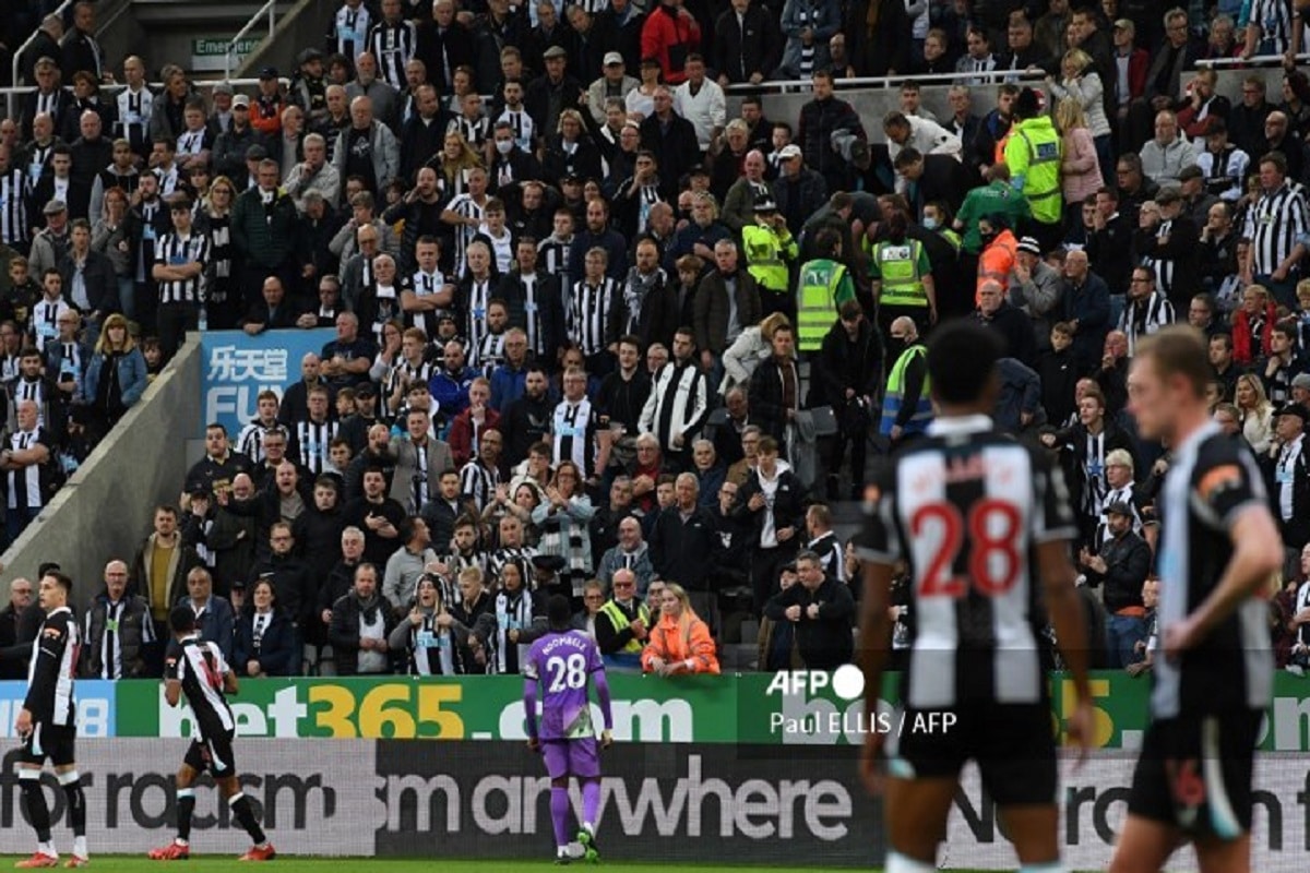 Se interrumpe partido Newcastle-Tottenham por aficionado que se desvaneció en la tribuna. Noticias en tiempo real