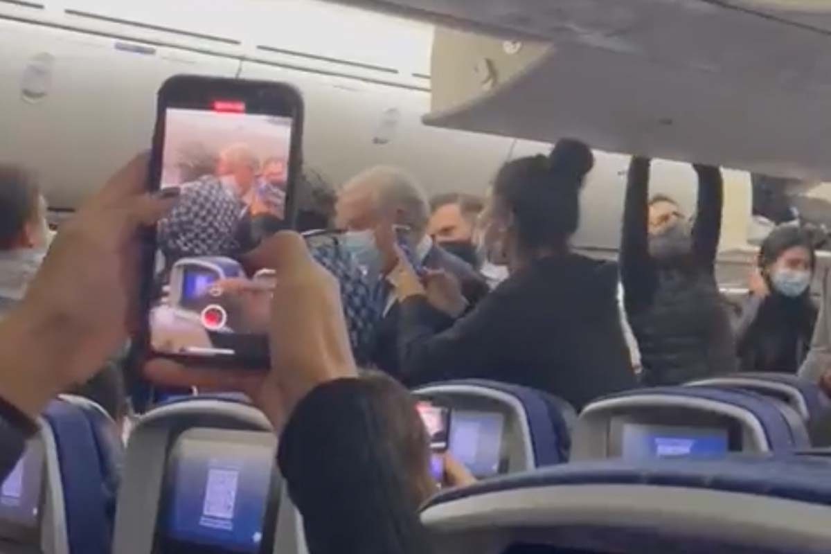 Selfies, bravos y gritos de fuera para AMLO en el avión de regreso a México