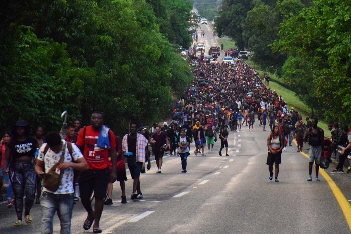 Caravana migrante consigue que autoridades les otorguen 2 mil 500 permisos