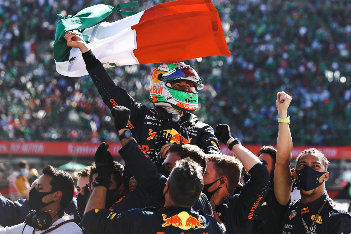 Checo consigue su primer podio en el Gran Premio de México; Verstappen queda primero