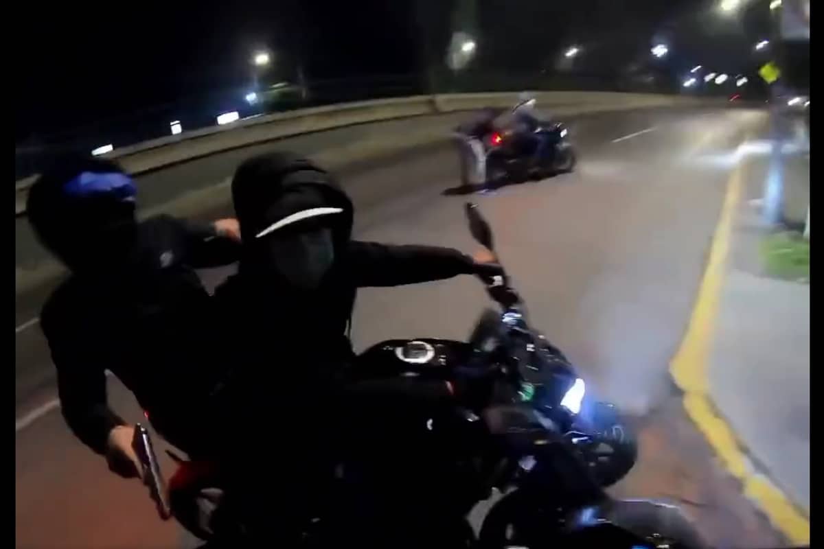 Foto: captura | El grupo de cuatro asaltantes obligó al motociclista a entregar su vehículo.