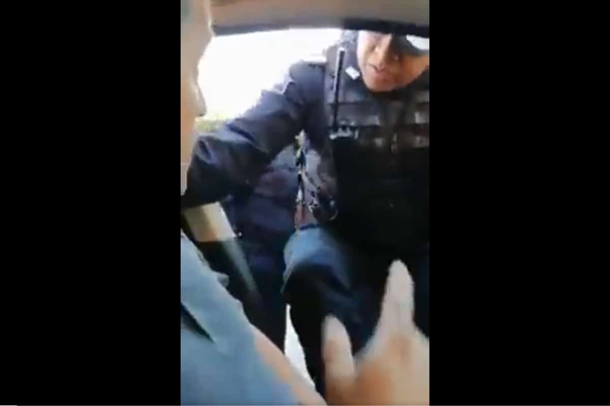 Foto: captura | En la grabación una de las oficiales aseguró que fueron agredidos por el conductor del auto.
