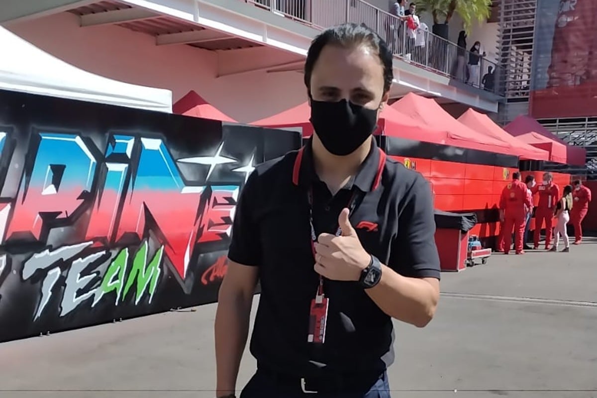 Expiloto Felipe Massa disfruta del ambiente del GP de México