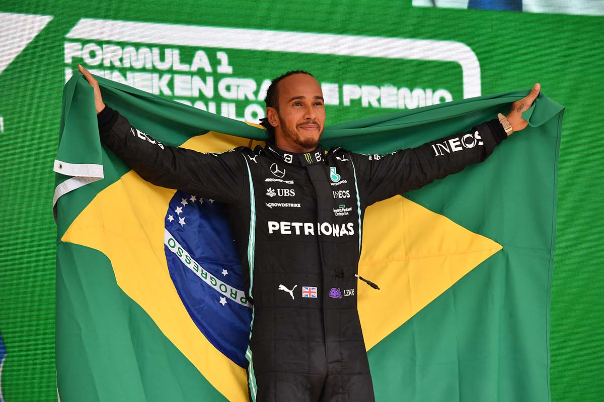 Lewis Hamilton gana el GP de Brasil tras una remontada memorable