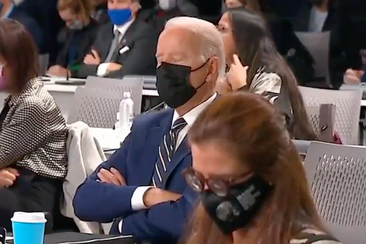 Presidente Biden se hecha "siestecita" en la COP26