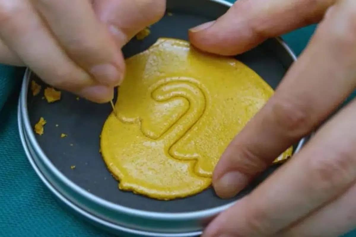 Foto: Netflix | El reto consiste en cortar el contorno de una figura en una delgada hoja de caramelo, sin que esta se rompa.