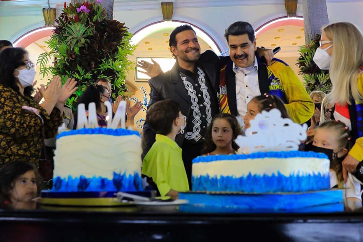 ¿Súper amigos?, Pablo Montero ameniza cumpleaños de Nicolás Maduro 