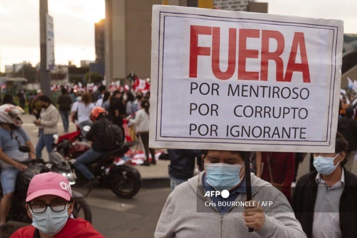 Cientos de manifestantes piden nuevas elecciones y la destitución del presidente de Perú. Noticias en tiempo real