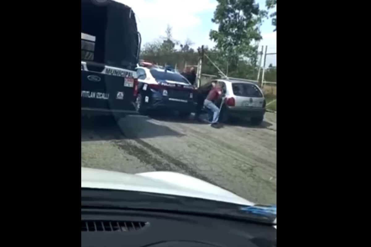 Foto: captura | En el clip difundido en redes se observa que el oficial patea y arroja al conductor fuera de su auto.