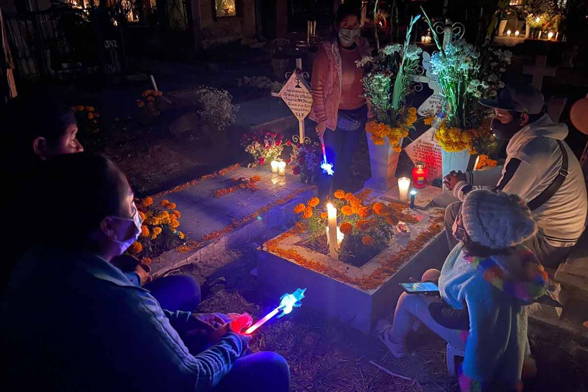 Pobladores de Tláhuac realizan la tradicional velada de Día de Muertos